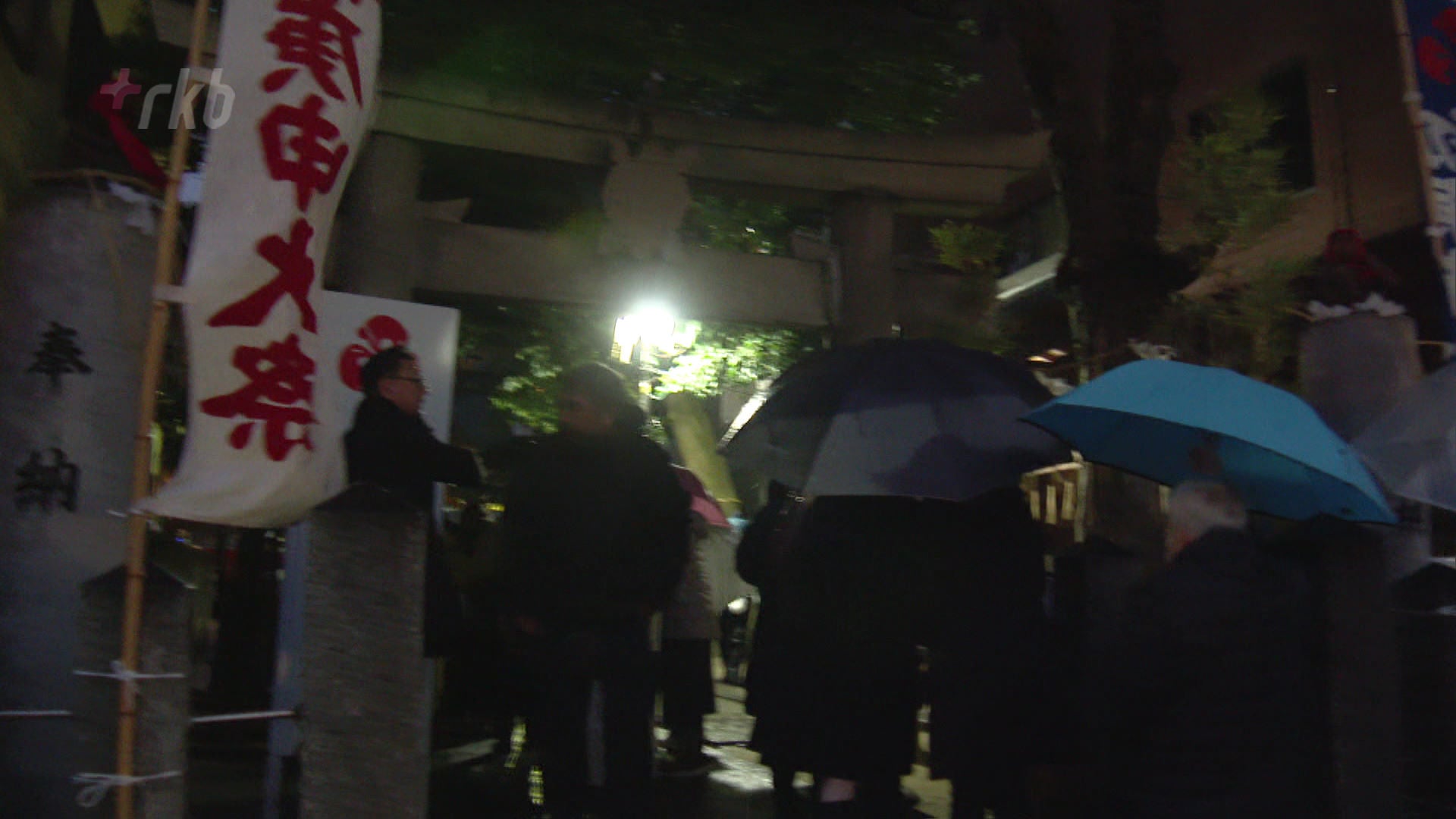 災いが去る」？サルの面を買い求める人で雨天の早朝から500メートル